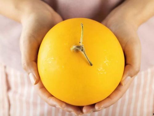 下班回家吃冰瓜,尽享清凉冰瓜时光