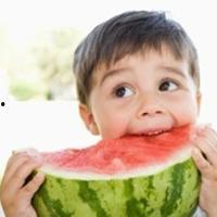 头像小孩吃瓜搞笑男生,萌娃吃瓜，搞笑男生欢乐多