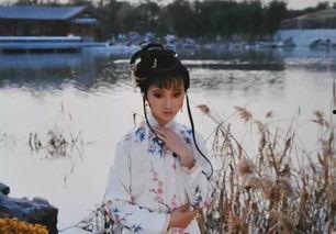 林黛玉吃瓜图片,尽显古典佳人风韵